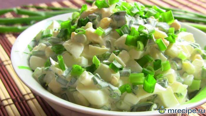 Салат из зеленого лука с яйцами
